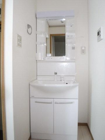 ジュネスサガノの独立洗面台|他のお部屋の参考写真となります。