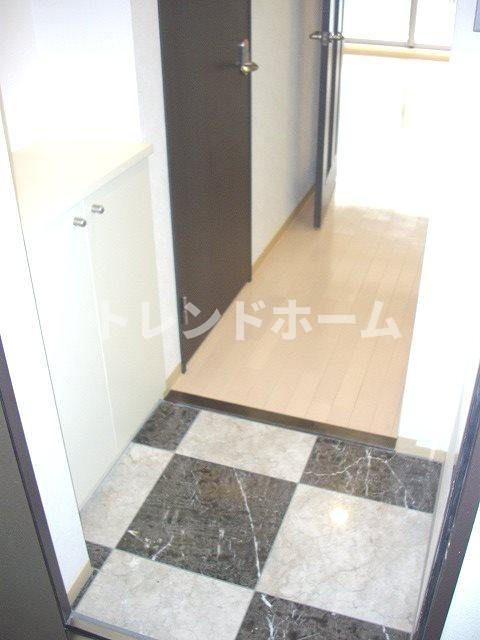 レジュールアッシュ谷町の玄関