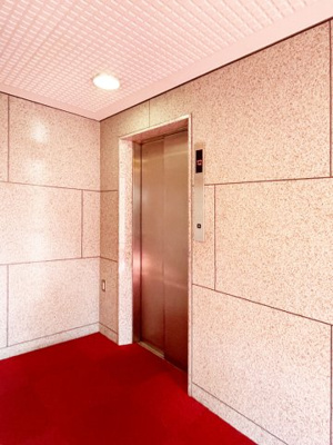 【その他共用部分】 | 芦屋山手町アーバンライフ | エレベータ。珍しい傾斜に沿った斜向エレベータ