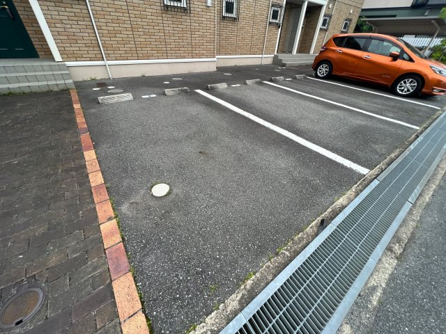 ローズコート今宿の駐車場