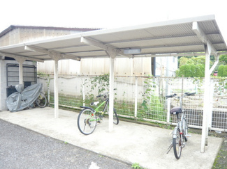 【その他共用部分】 | 屋根付きの駐輪場があるので雨が降っても安心です☆自転車はちょっとした移動手段に便利ですよね！