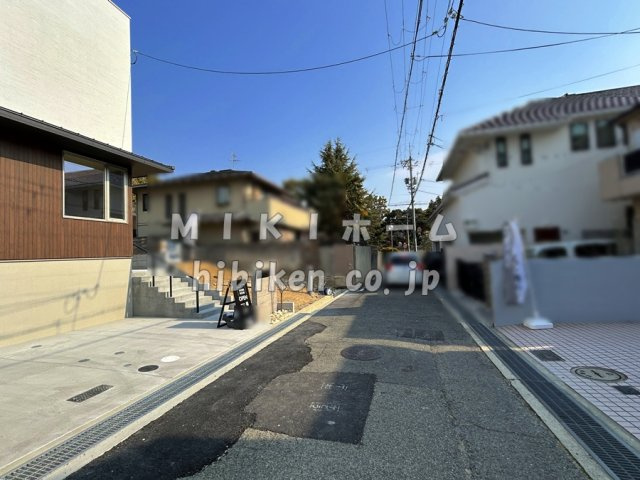 箕面市桜ヶ丘３丁目　新築戸建の前面道路含む現地写真