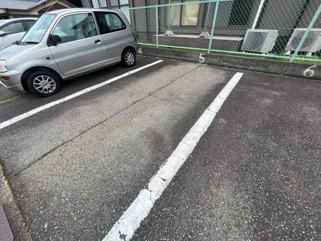 ファミール藤井の駐車場
