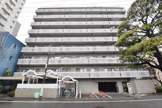 【外観】 | 手入れの行き届いた外壁やエントランスなど、「見ればわかる」レベルで清潔感を保ったマンションです。築年数を感じさせない姿で皆様をお出迎えします。～即日のご見学可能～　お問合せはお気軽にどうぞ。