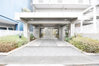 【エントランス】 | オートロックを備えた、マンションのエントランス。やはりセキュリティの観点は欠かすことができません。皆様を“安全”に送り出し、出迎えてくれます。～即日のご見学可能～　お問合せはお気軽にどうぞ。