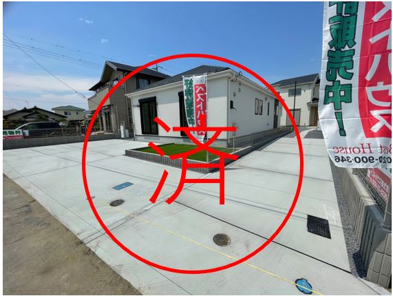 藤岡市小林23-1（平家）1号棟の外観|隣地との距離も保ちながらも綺麗な街並みに溶け込みました！
駐車スペースやお庭も十分に確保しています！
