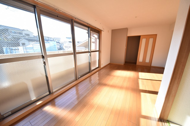 呉市溝路町の賃貸マンションの居間・リビング