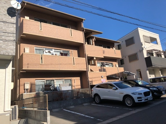 呉市溝路町の賃貸マンションの駐車場
