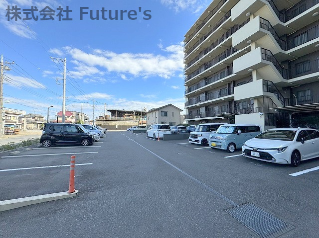 ファインプラス三郷中央　の駐車場|平面敷地内駐車場になります。