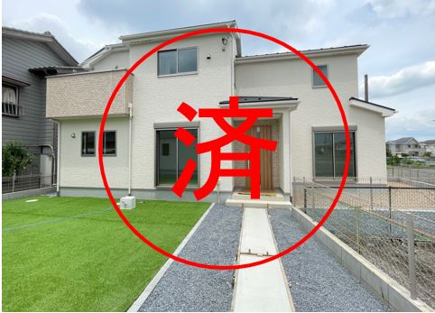 藤岡市小林23-1（全2棟）2号棟の外観|隣地との距離も保ちながらも綺麗な街並みに溶け込みました！
駐車スペースやお庭も十分に確保しています！