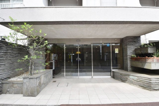 【エントランス】 | マンションの正面エントランス。出入りする人間を癒してくれるマンション入り口であり、その建物の「顔」でもあります。～即日のご見学可能～　お問合せはお気軽にどうぞ。