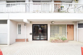 【エントランス】 | お客様を、そして住人を出迎えてくれるマンションのエントランス。ゴミが落ちていないことからも、管理状態の良さや住民の節度の高さが見て取れます。～即日のご見学可能～　お問合せはお気軽にどうぞ。