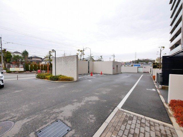 ローレルスクエア高の原プレミストの駐車場|車をお持ちの方に嬉しい駐車場付きの物件です