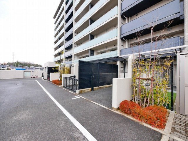 ローレルスクエア高の原プレミストの駐車場|車をお持ちの方に嬉しい駐車場付きの物件です