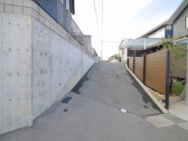 西松ケ丘２丁目戸建の周辺|周辺の道路です