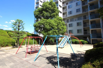 【その他共用部分】 | ファミール伏見B棟 | 敷地内に公園があります！お子様を安心して遊ばせることが出来ますね♪