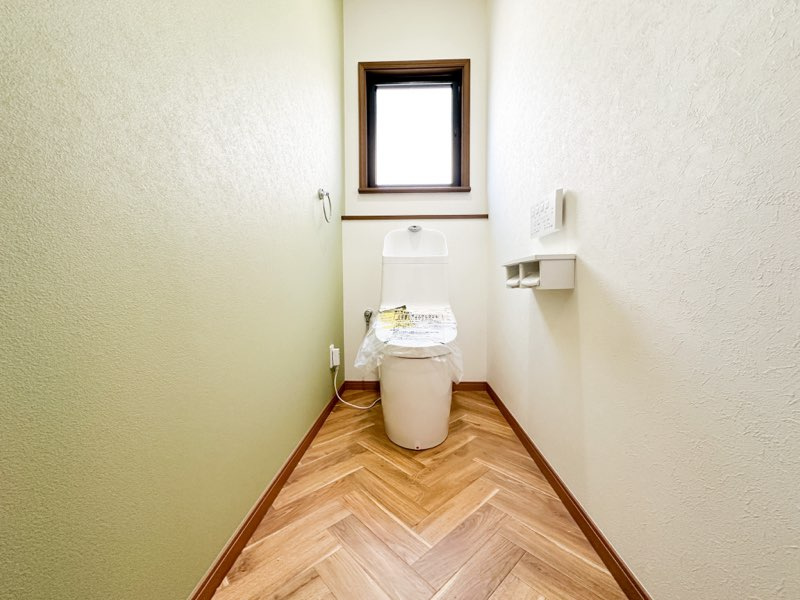 【4月16日更新】1階トイレです。TOTO製の新品トイレに交換しました。
温水洗浄便座付き！！汚れが見えにくく、たまりやすいフチ裏をなくした便器形状。お掃除はサッとひとふきで完了です♪