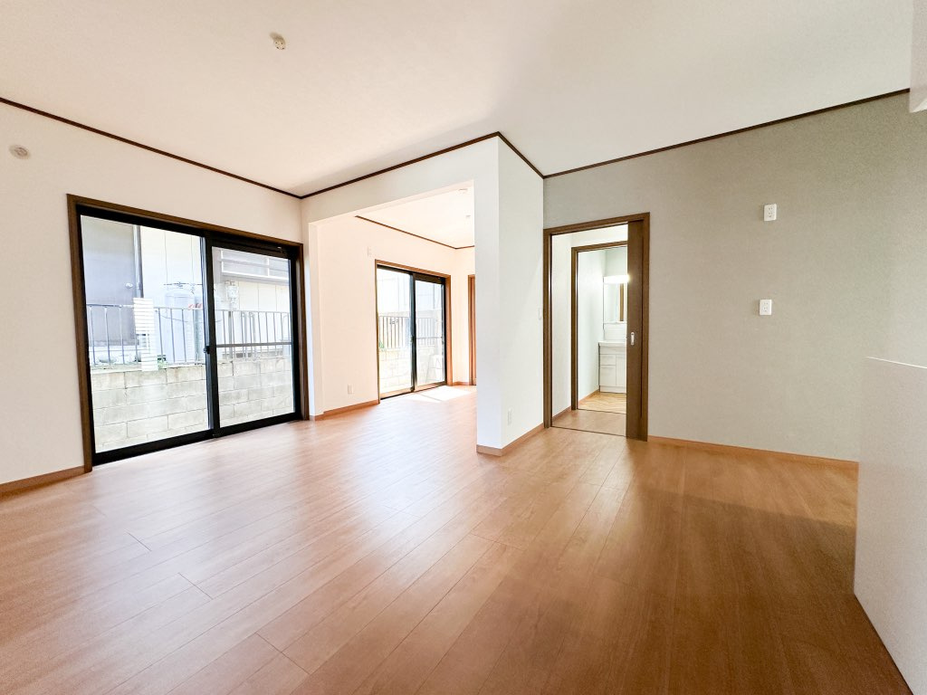 【４月１６日更新】1階、LDKの様子です。元々引き戸で分けられていた納戸スペースを開口して17.2帖に広げました。天井・壁クロス張替え、床は12mのフロアーで重ね張りをしました♪