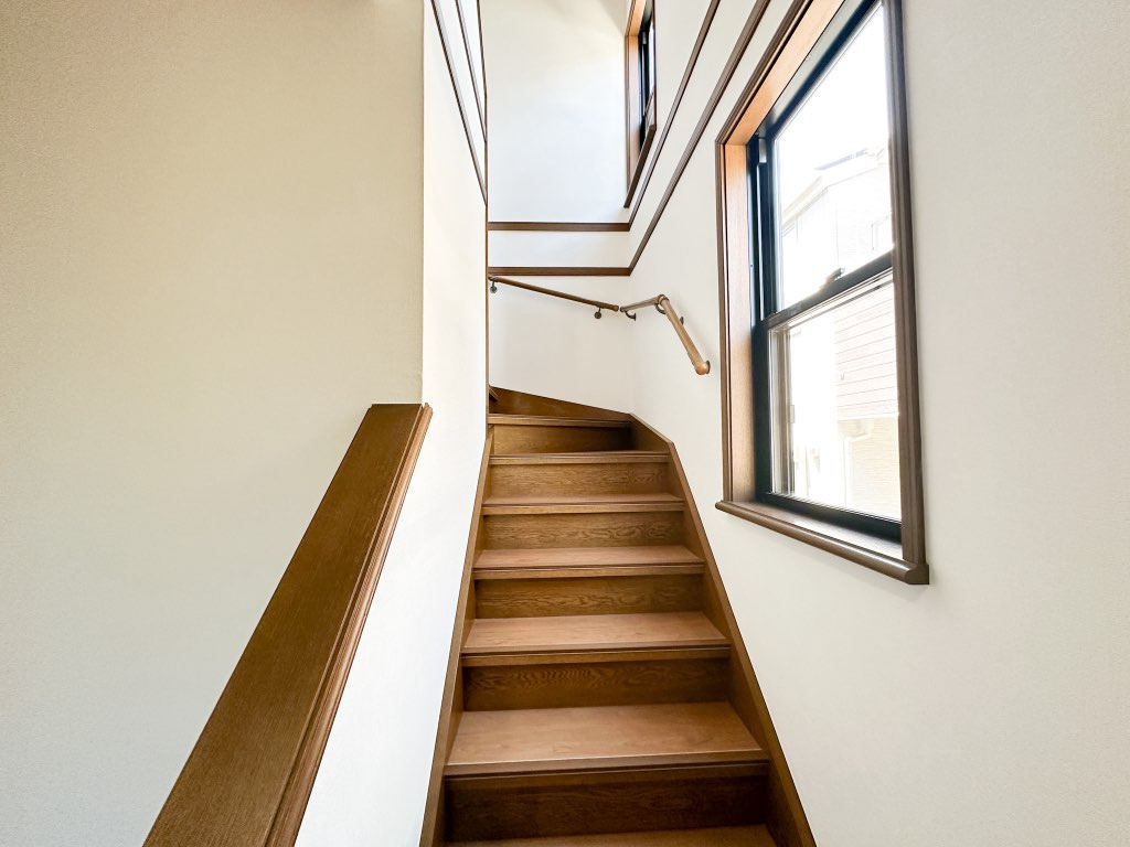 【4月16日更新】階段の様子です。踏板12mのフロアー重ね張り・ノンスリップ施行しました♪