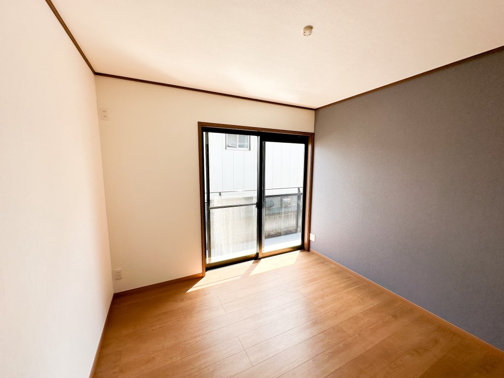 【４月１６日更新】2階洋室（5.4帖）の様子です。天井・壁クロス張替え、床は12mのフロアーを重ね張りしました。子供部屋におすすめです♪