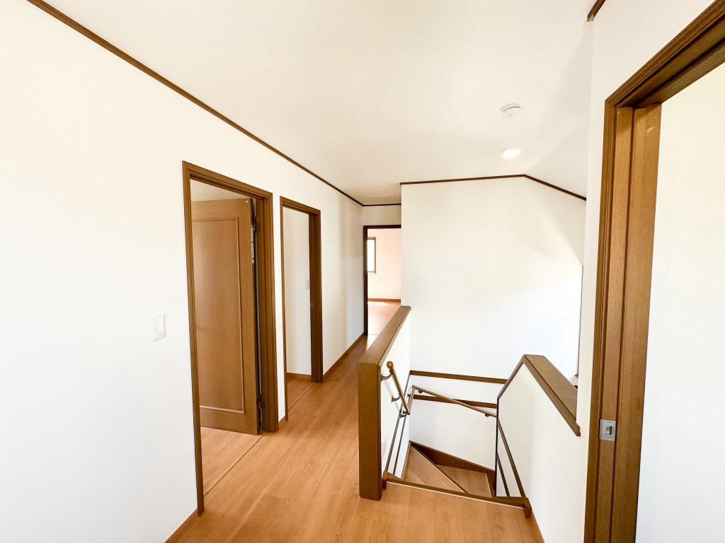 【４月１６日更新】2階ホールの様子です。天井・壁クロス張替え、床は12mのフロアを重ね張りしました♪