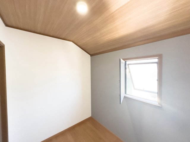 【４月16日更新】2階納戸の様子です。天井・壁クロス張替え、床は12mのフロアを重ね張りしました。書斎としても活用できそうな広さです♪