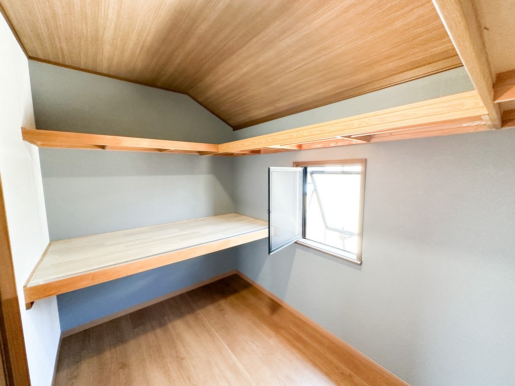 【４月１６日更新】2階ウォークインクローゼットの様子です。床重ね張り、天井・壁クロスは洋室（10.9）と同じ配色で張替えました。中段はCFを貼りかえました♪