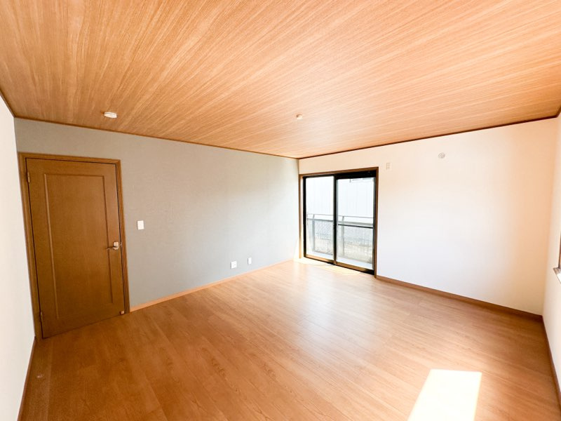 【４月１６日更新】2階洋室（10.9帖）の様子です。壁・天井・床は張替え完了しました。スイッチパネルも新品交換しました。主寝室におすすめです♪
