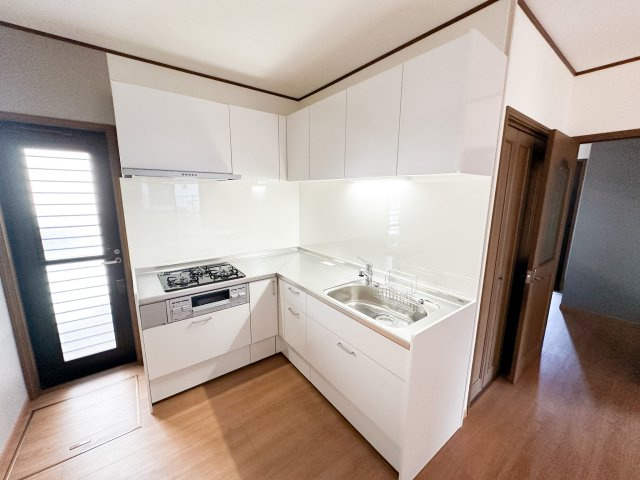 【4月16日更新】LIXIL製の新品ステムキッチンに交換しました。
よく使う正面のレバーハンドル位置で「水」を出す「エコハンドル」を採用した省エネ設計のキッチンスペースです♪