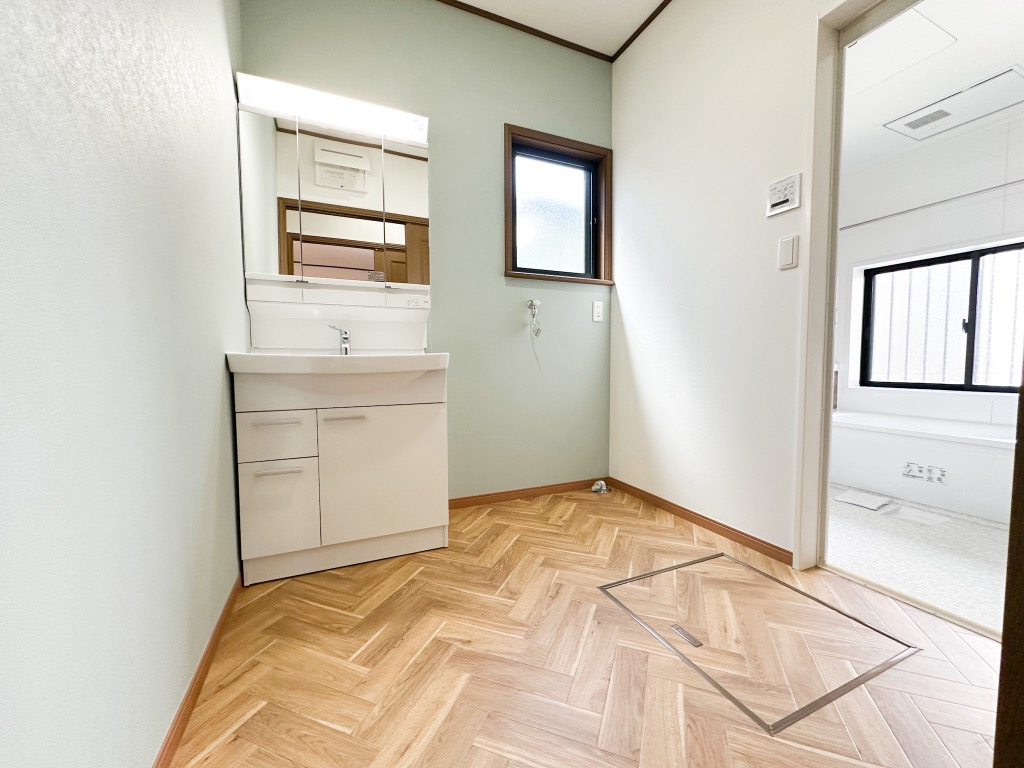 【4月16日更新】TOTO製の新品洗面化粧台に交換しました。
三面鏡タイプ！！鏡にくもり止めコートをほどこした、ヒーター・電気を使わないエコ仕様です♪