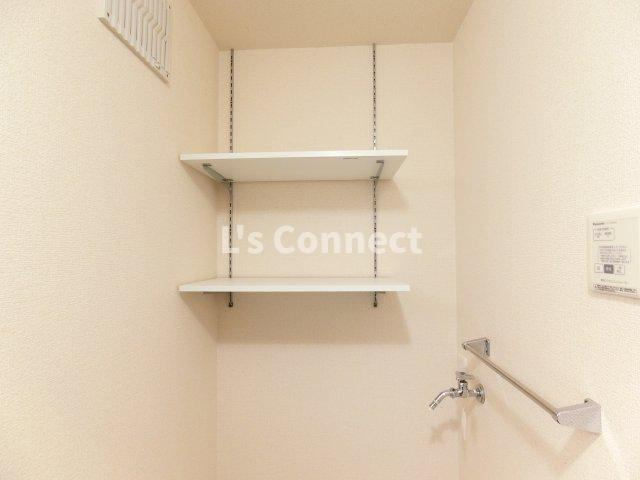 【設備】 | フラット | 洗濯機置き場の上にも棚があります。
