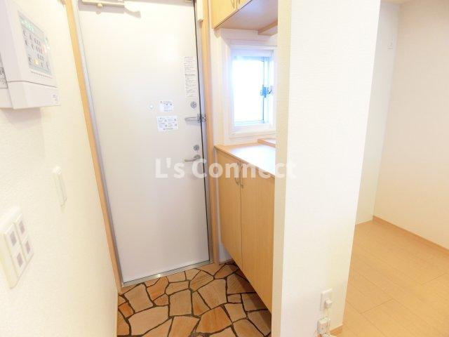 【玄関】 | フラット | 上下の下駄箱で靴も収納できます。