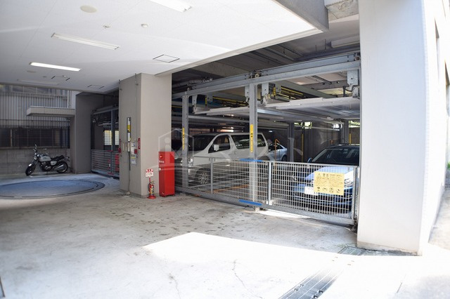 アーデンタワー新町の駐車場