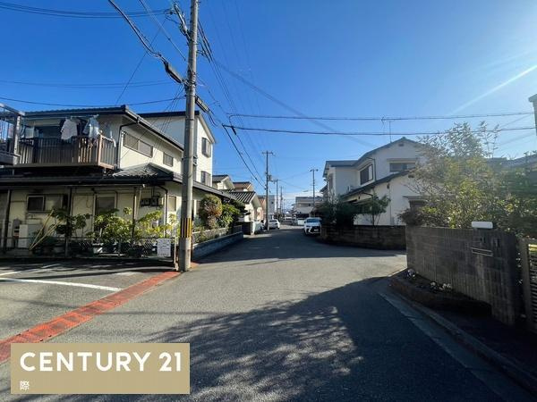 和歌山市小雑賀　中古戸建の前面道路含む現地写真|スーパーセンターオークワセントラルシティ和歌山店まで徒歩約11分！