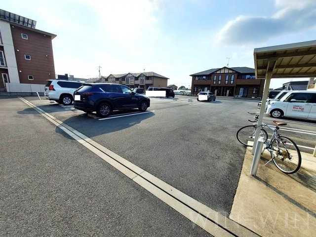 ルワンジュ Cの駐車場