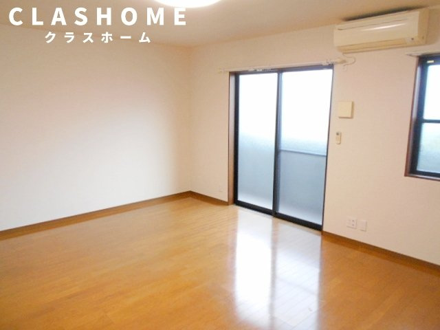 アンプルール リーブル SoleadoⅡの居間・リビング|同物件の別部屋になります。