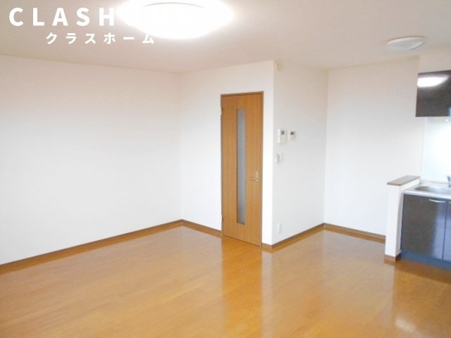 アンプルール リーブル SoleadoⅡの居間・リビング|同物件の別部屋になります。