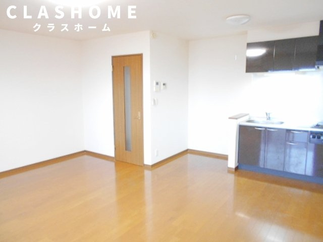 アンプルール リーブル SoleadoⅡの居間・リビング|同物件の別部屋になります。