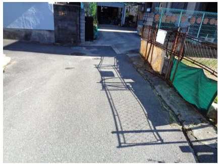 売土地　大東市三箇6丁目（建築条件無し更地）の前面道路含む現地写真