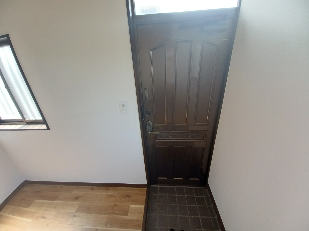 松山町1丁目8-10店舗付住居の玄関