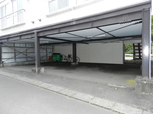 コーポ室本の駐車場