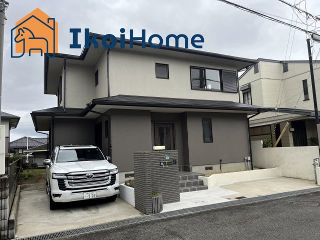 神戸市西区樫野台3丁目　中古戸建　内外リフォーム済みの外観|●年中無休：見学時間9:00～20:00・当日予約可●敷地内にはお車2台をゆったりと駐車できます。2カラーの外装は落ち着いていて綺麗です。交通量は多くなく、前面道路も広いためお車の入出庫もしやすいです