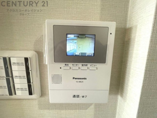 訪問者が来たときにテレビ画面で確認できるため、安心してドアを開けられます。録画機能があるものもあり、留守中に来訪者を記録しておくことができます。利便性が高く、セキュリティ面でも安心です。