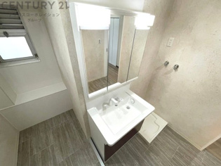 衣服の収納や脱ぎ着や整理整頓がしやすく、湿った衣類を乾燥させるスペースがありカビや臭いの発生を防ぎます。床の汚れを他の部屋に持ち込まず清潔を保つことができます。また快適な入浴環境の整備にも役立ちます。