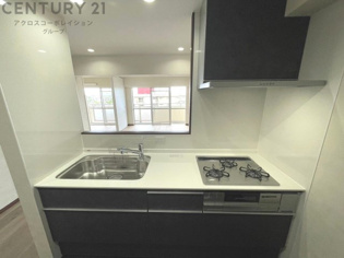 シンプルなデザインと使いやすさを兼ね備えた対面式システムキッチンは、効率的な作業スペースを提供し、家族やゲストとのコミュニケーションを促進します。