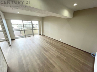 キッチン前のダイニングスペース。ダイニングセットを置いても十分な広さを確保。