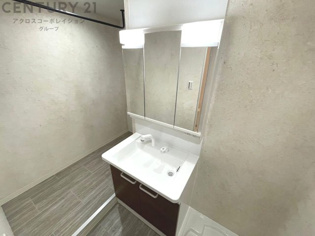 化粧品や洗顔料、歯ブラシなどの必需品をまとめて置ける収納スペースがあり、使用するたびに取り出す手間が省けます。また、水回りのため、濡れても大丈夫な素材が使用されており、お手入れが簡単です。