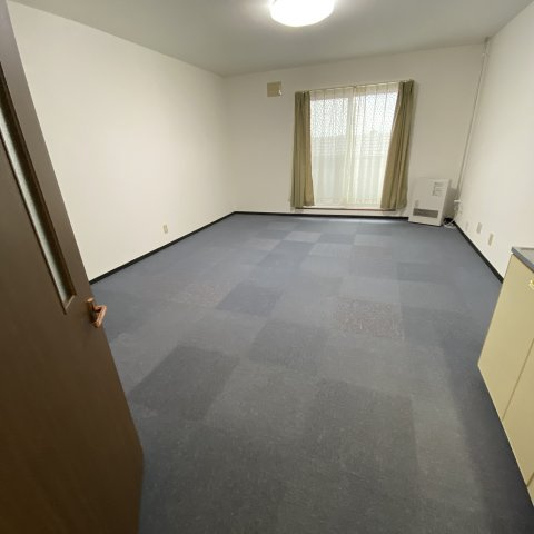 ＦＫマンションの居間・リビング|こちらのリビングで趣味の時間をお楽しみください