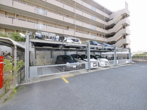 サーパス富雄駅前の駐車場|駐車場です