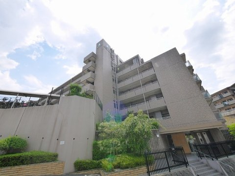 サーパス富雄駅前の外観|外はこのようになっています